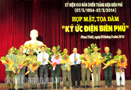 lãnh đạo tỉnh tặng hoa cho các chú cựu chiến binh từng tham chiến tại chiến trường Điện BIên Phủ